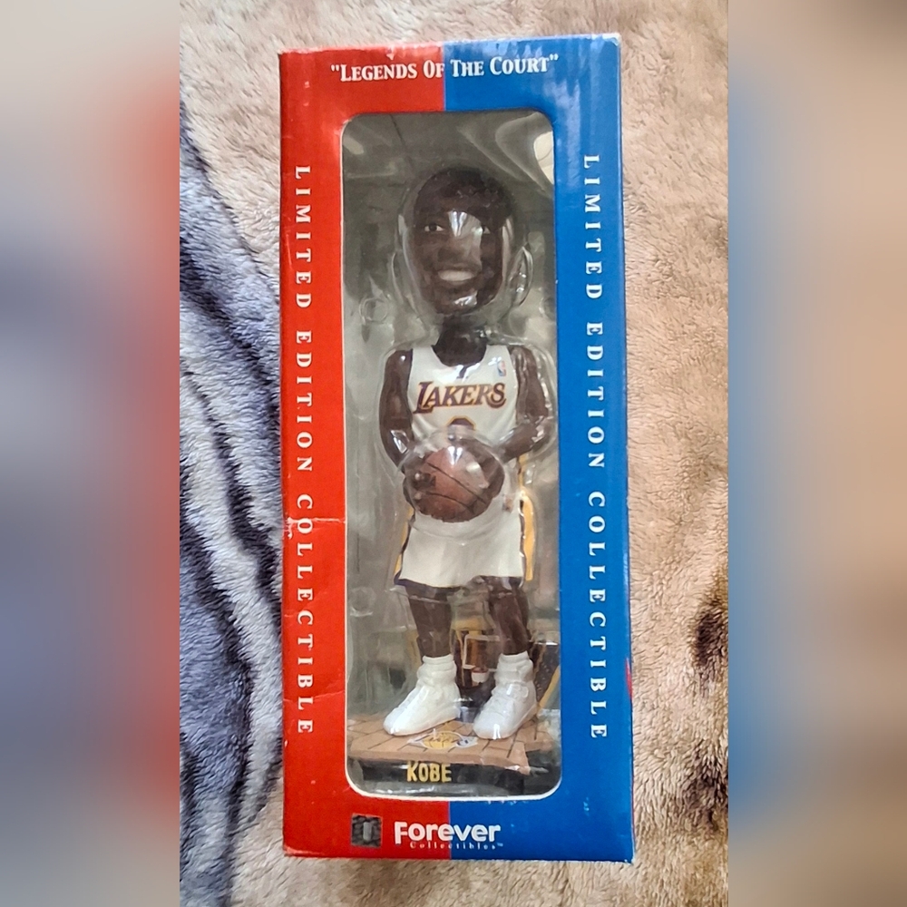 Kobe Bryant NBA LA Lakers Legends of The Court Limited Edition Bobblehead